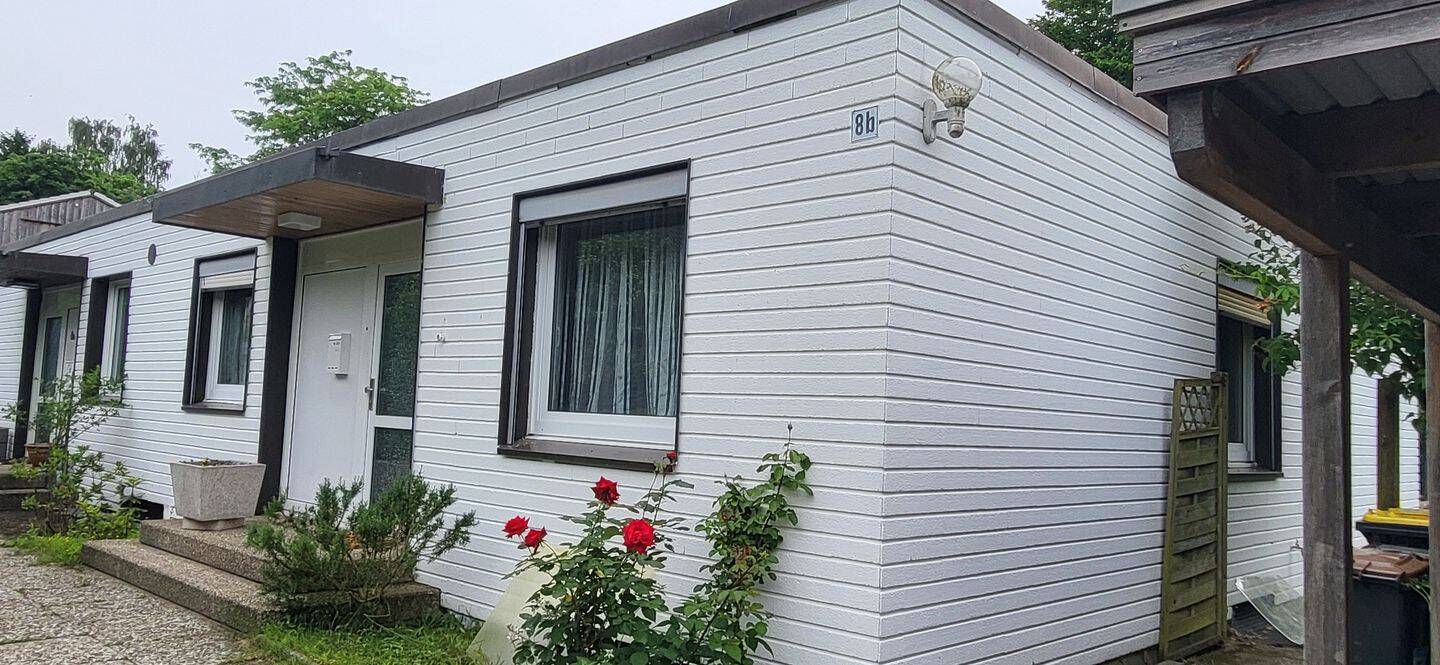 Charmanter DHH-Bungalow in begehrter Wohnlage von Ahrensburg, 4 Zimmer, ca. 84 m² Wohnfläche, ca. 360 m² Grundstück, Vollkeller, Carport, 22926 Ahrensburg