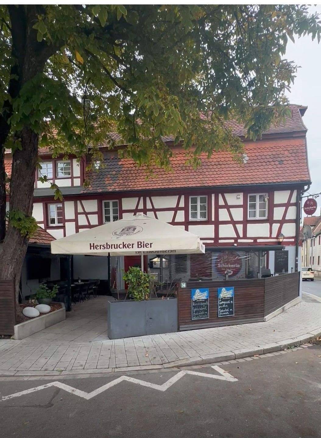 Denkmalgeschütztes Anwesen mit Café/Bar ( 55 m² )mit Biergarten und schöner Maisonette-Wohnung ca. 80 m² in Hersbruck, 91217 Hersbruck