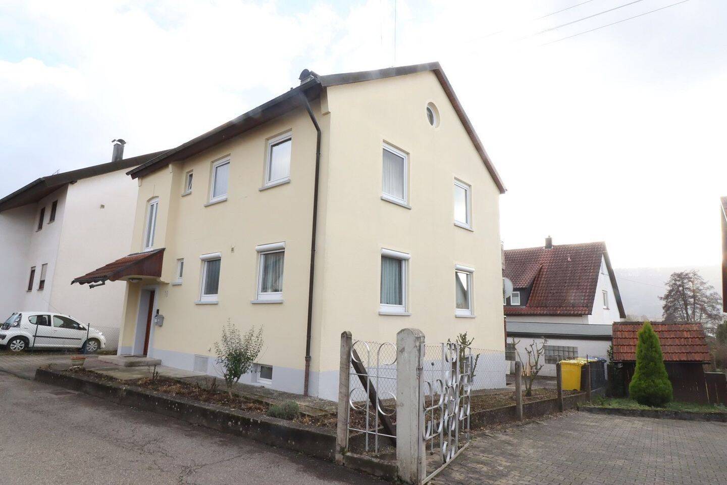 Anlageobjekt – Zweifamilienhaus mit ausgebauter Bühne & großem Potenzial, 73660 Urbach