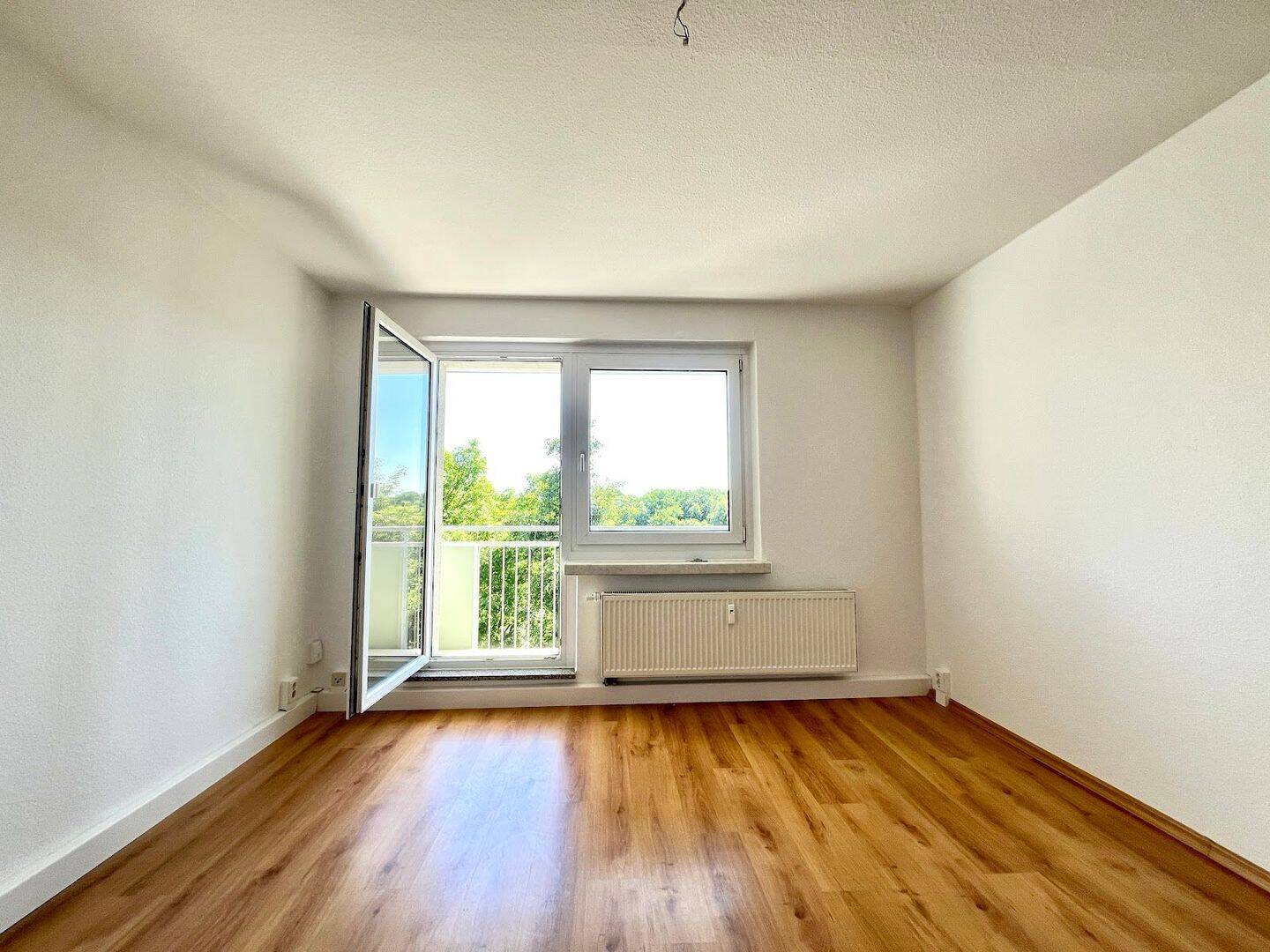 Lichtdurchflutete Dachgeschosswohnung mit Balkon und Blick ins Grüne