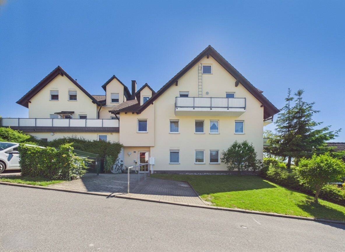 Split-Level-Erdgeschosswohnung mit Terrasse, Garten und Garage in ruhiger Lage, 96484 Meeder