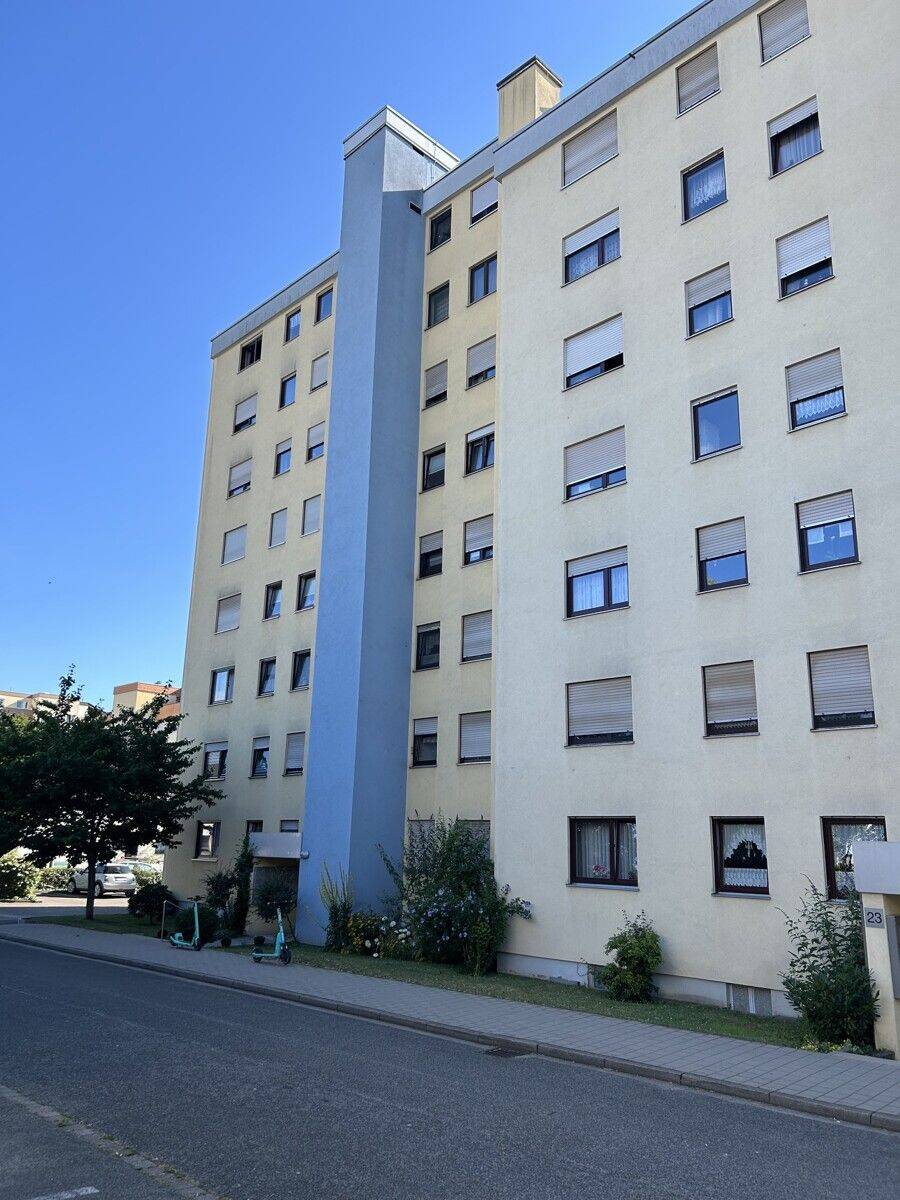 Sanierte 3-Zimmer-Wohnung mit 2 Balkonen in Fürth-Ronhof, 90765 Fürth