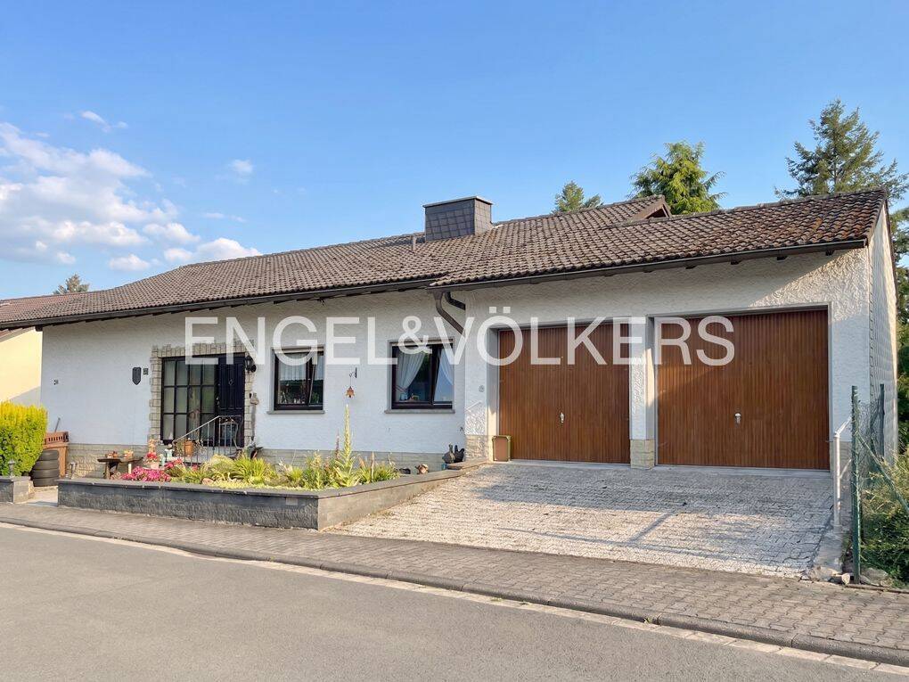 Großzügiges Ein- bis Zweifamilienhaus mit Terrasse in begehrter Aussichtslage, 35792 Löhnberg