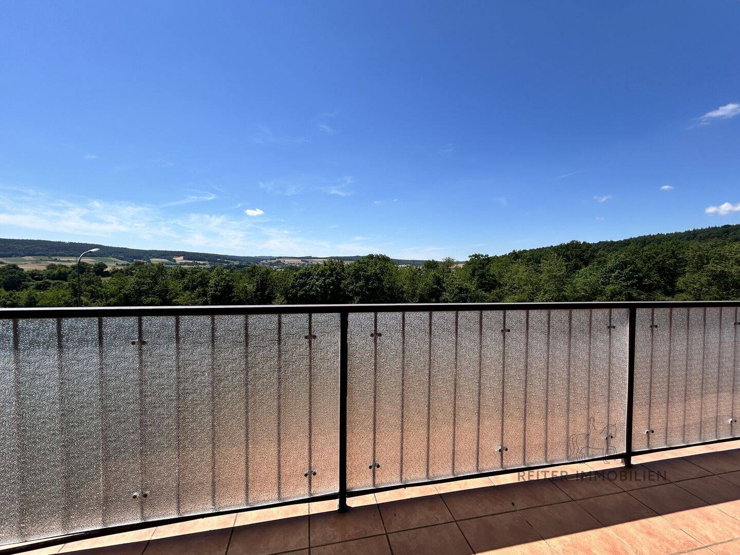 Bad Salzschlirf: Echte Weitsicht statt enger Gassen 94m² mit Traumküche & Riesenbalkon, 36364 Bad Salzschlirf