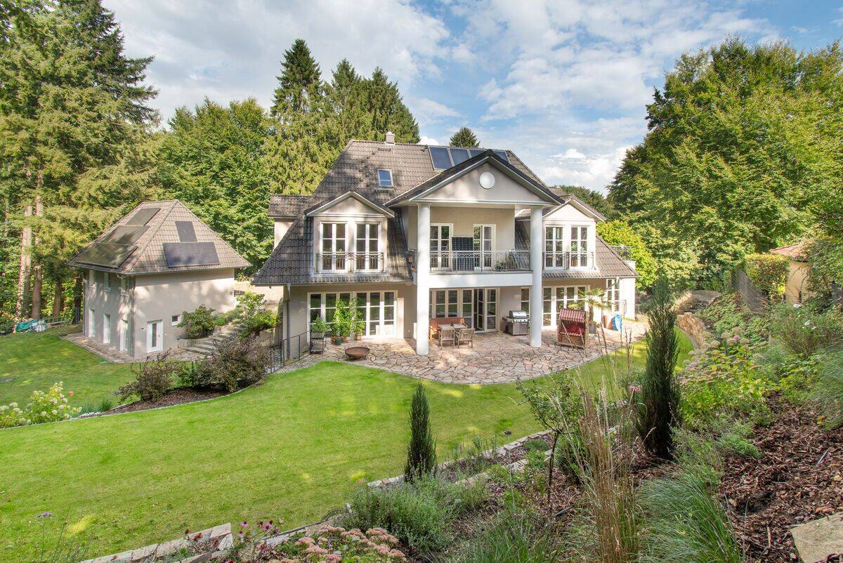 Von Wald umgeben und luxuriös ausgestattet – Landhausvilla in einzigartiger Lage von Bendestorf, 21227 Bendestorf