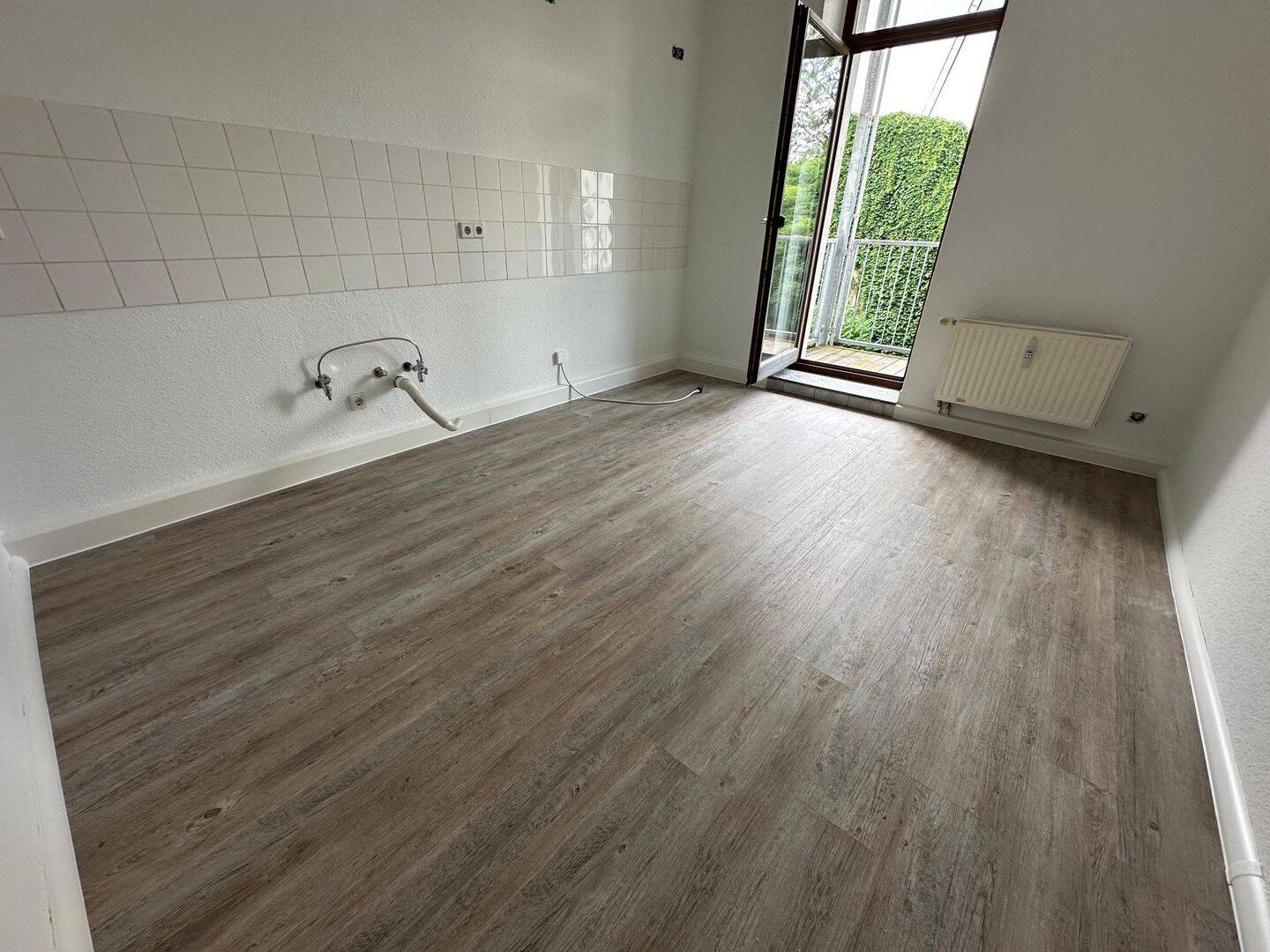 Neue EBK mögl. ! *** 1. OG – hochwertiges Laminat und West-Balkon ! **ab 1.11.26, 9113 Chemnitz