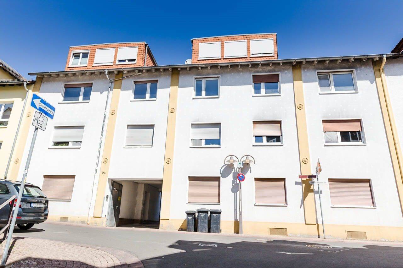 Hofheim: Renovierungsbedürftige 4 Zimmer-Wohnung mit PKW-Stellplatz!, 65719 Hofheim am Taunus