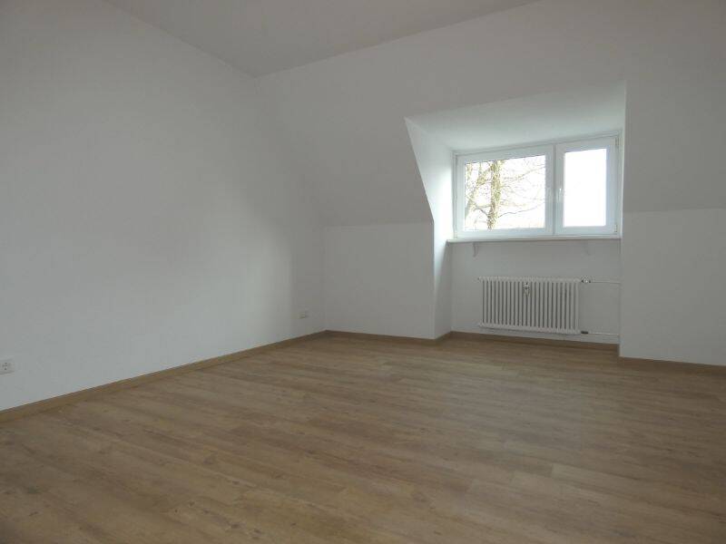 *** Altbauflair in Schlossparknähe! Sanierte DG-Wohnung mit Duschbad! ***, 45355 Essen (Bergeborbeck Bochold Borbeck-Mitte)
