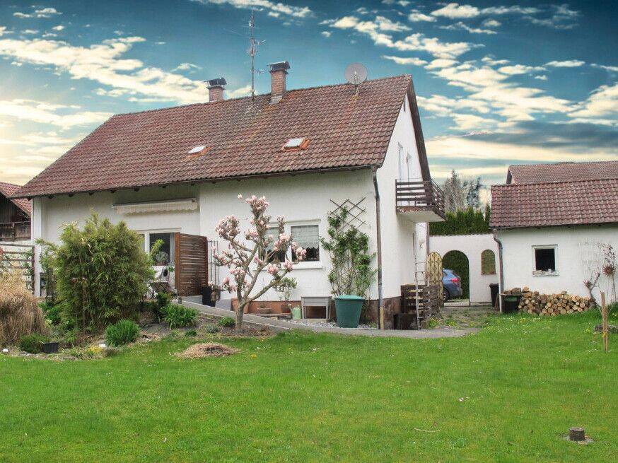 Freistehendes Einfamilienhaus mit wunderschönem, großzügigem Grundstück und Einzelgarage, 84323 Massing