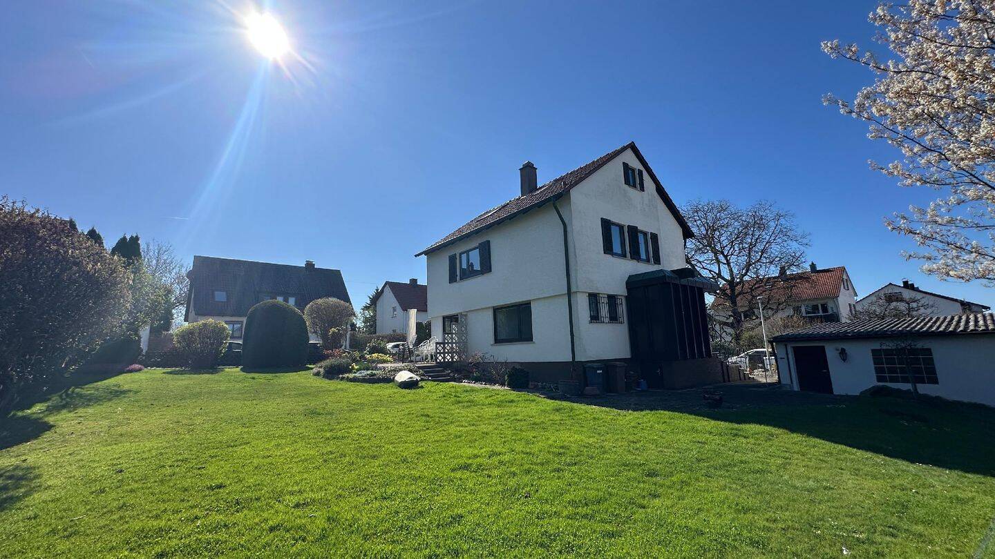 Wir suchen für wunderbar gelegenes Haus mit großem Garten in Aichschieß eine nette Familie oder ein Paar, 73773 Aichwald