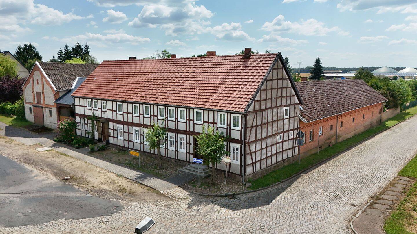 Charmantes Wohnensemble – Doppelhaushälfte mit idyllischem 3-Seitenhof, 39624 Kalbe (Milde)