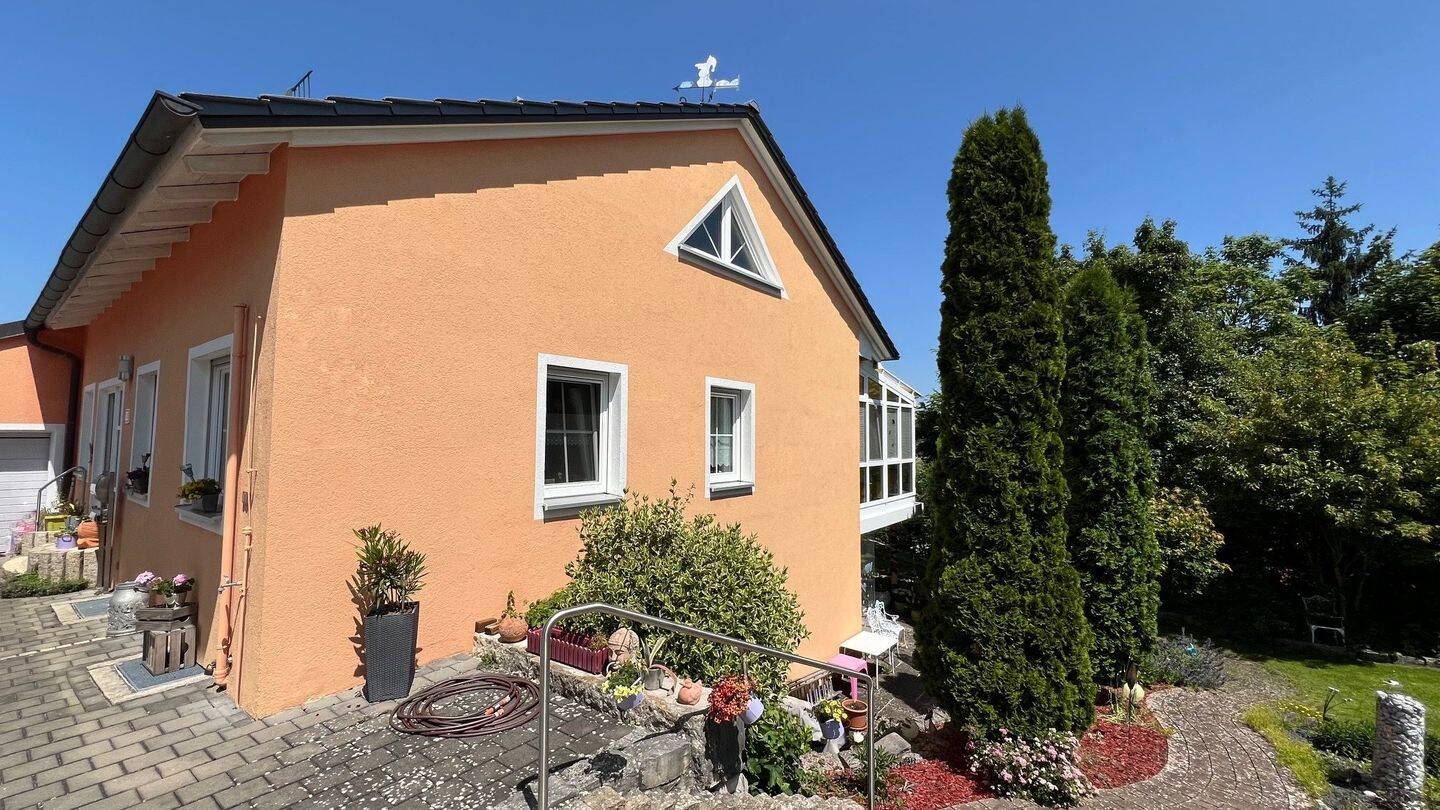 Modernes und geräumiges Einfamilienhaus + ELW und Wintergarten mit schönem Ausblick in 91757 Treuchtlingen, 91757 Treuchtlingen