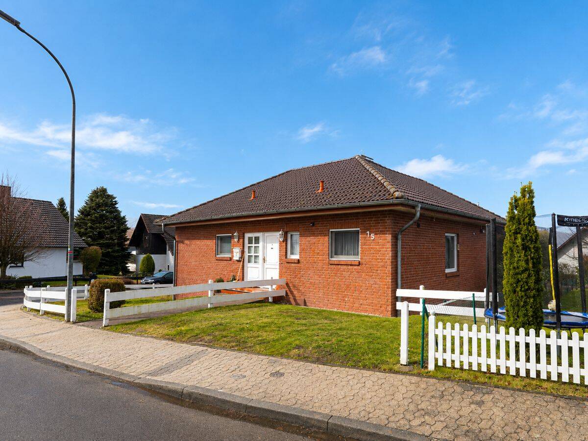 +++ Wohnen auf einer Ebene – massiver Bungalow in familienfreundlicher Lage +++, 37287 Wehretal