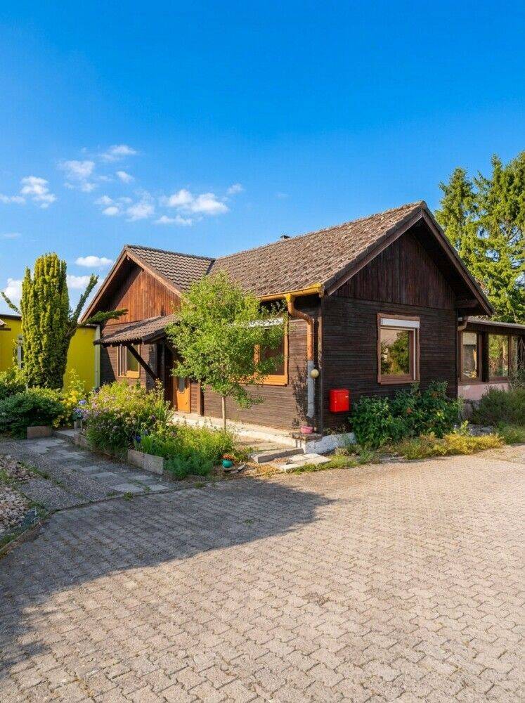 Sanierungsbedürftiges Bungalow mit Nebengebäude & Garage und Keller in Röttenbach, 91341 Röttenbach