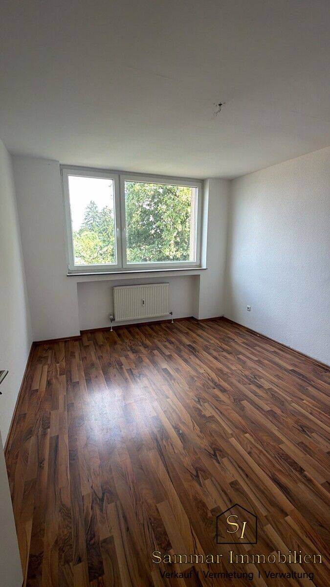 Gepflegte 3-Zimmer-Wohnung mit Balkon und Aufzug in Moers-Hochstraß, 47443 Moers