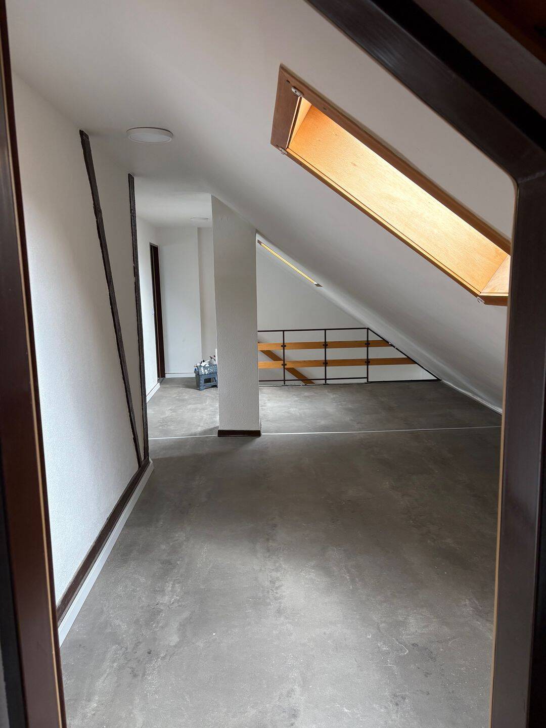 Gemütliche Dachgeschosswohnung 2 Zimmer, 65203 Wiesbaden (Biebrich Mainz-Amöneburg Schierstein)