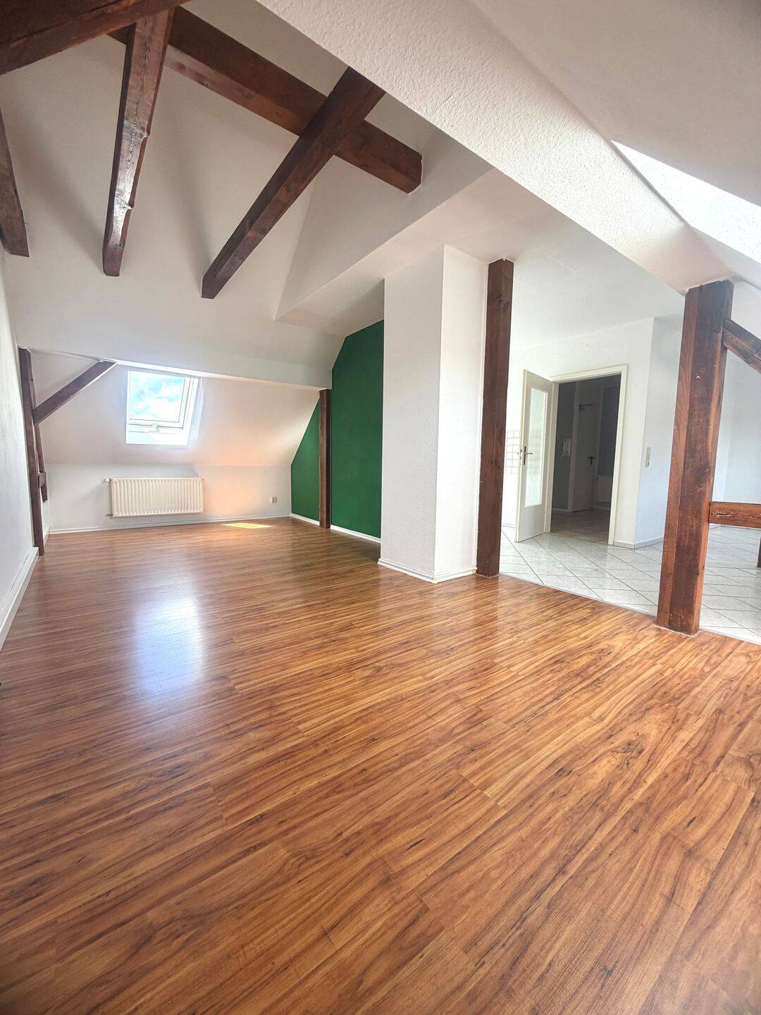 Charmante 3-Zimmer-Dachgeschosswohnung mit offenem Balkenwerk in Gera-Zwötzen, 7551 Gera