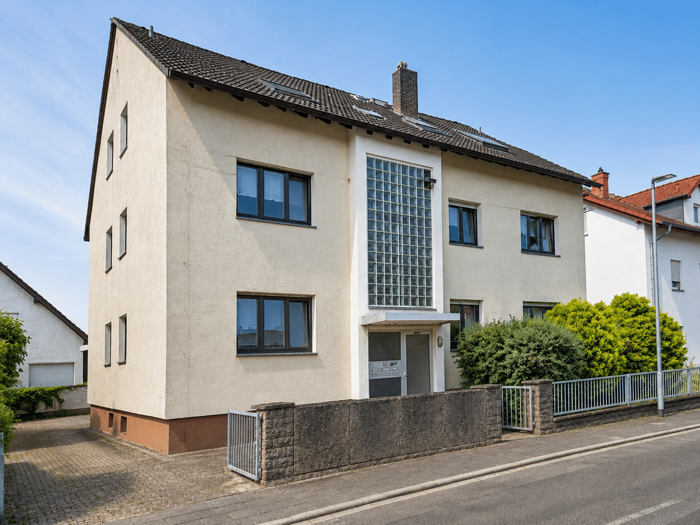 5-Familienhaus Rodgau: voll vermietet mit kurzfristigem Mietsteigerungspotenzial – provisionsfrei, 63110 Rodgau