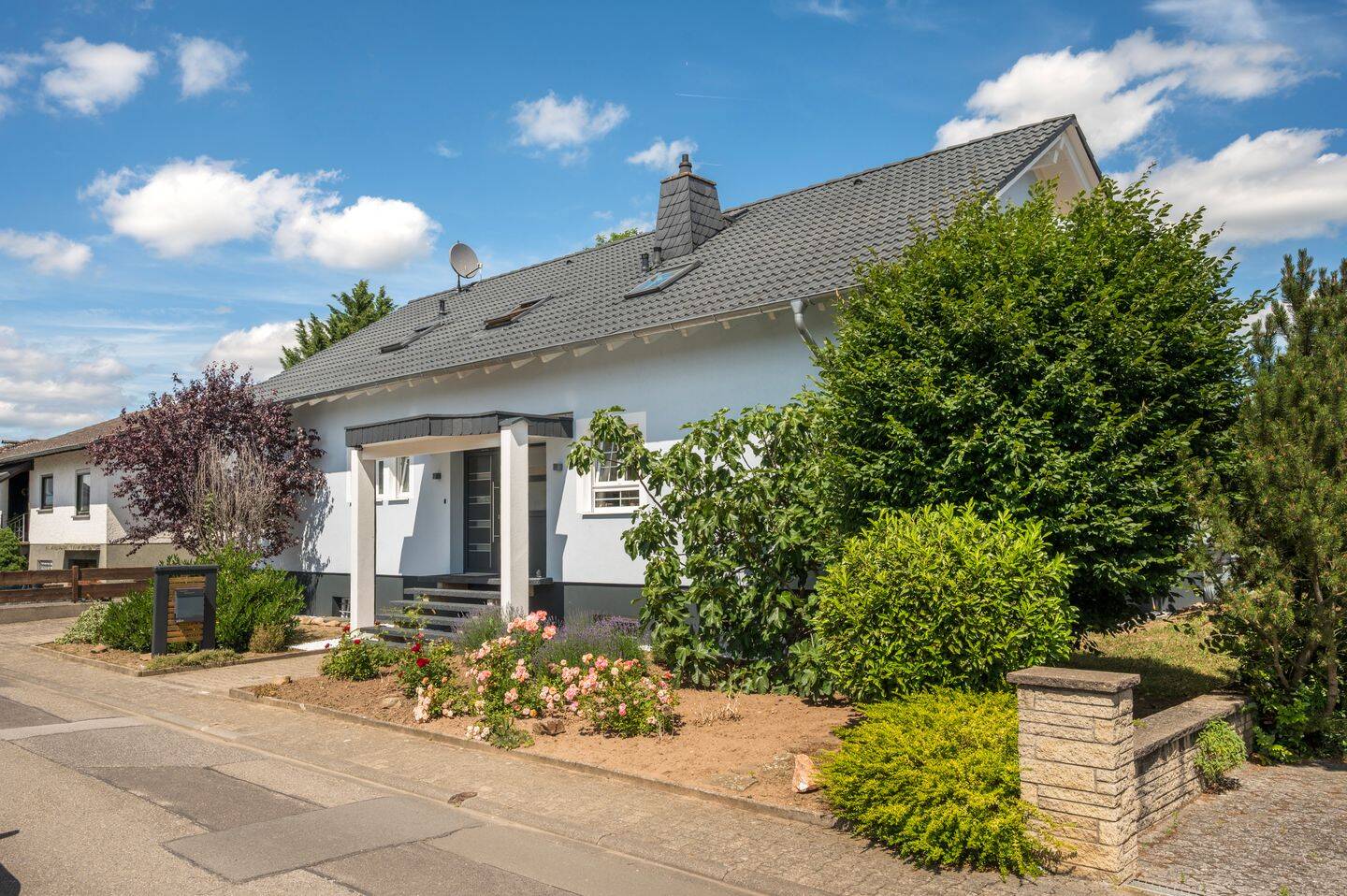 Gebotsverfahren bis 12.07.2026! Freistehendes Zweifamilienhaus mit Garten im wunderschönen Grolsheim, 55459 Grolsheim