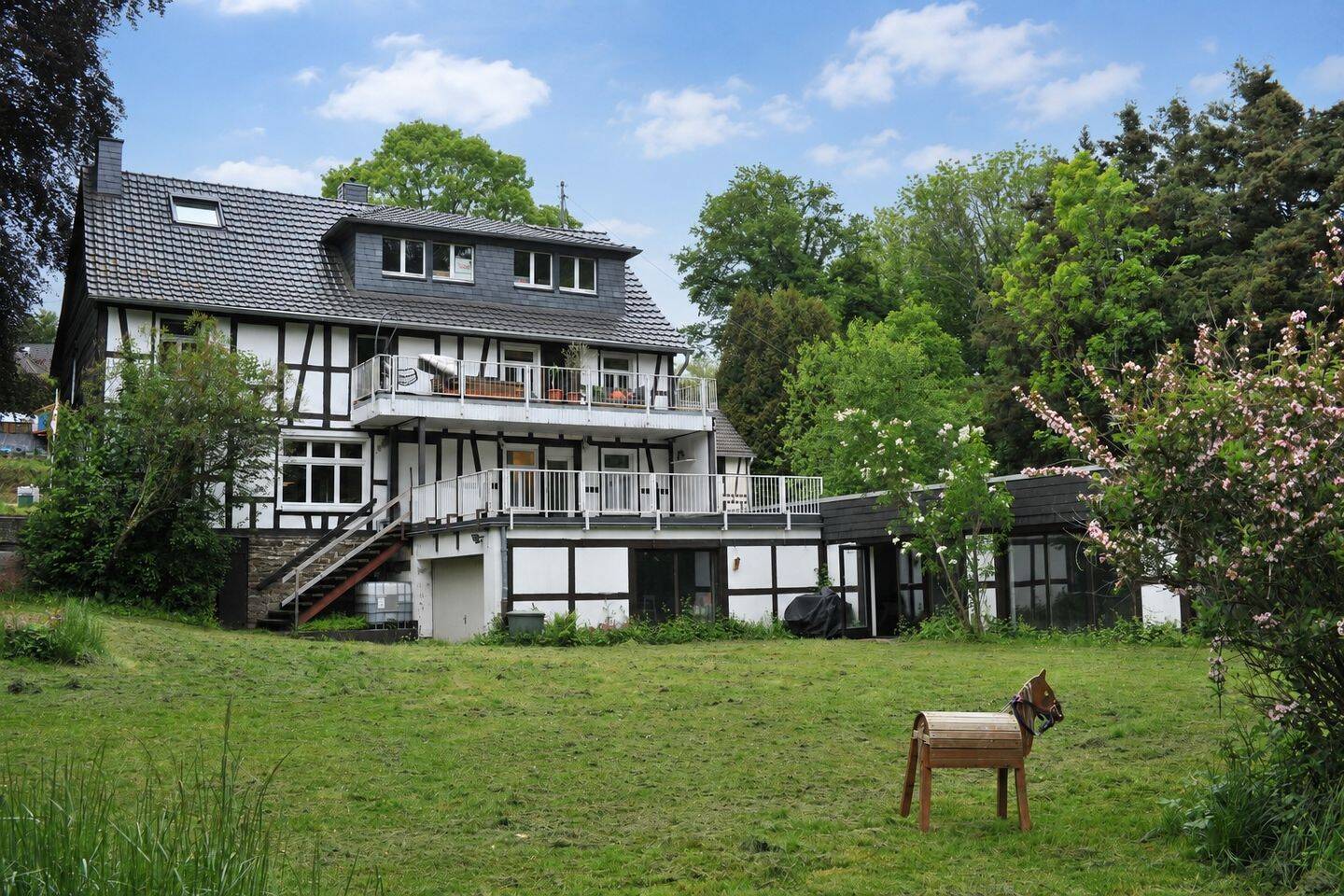 Exclusives Zweifamilienhaus mit eigenem Indoor Schwimmbad und Traumgarten 6500qm Grundstück!, 51570 Windeck