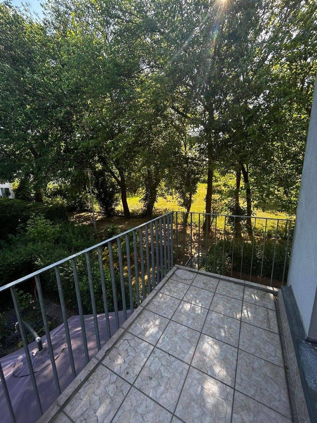 Im grünen gelegene 2 Zimmer Wohnung (aktuell wird renoviert) *Balkon *ohne EBK *Wannenbad mit Toilette und Fenster *Laminat / Fliesen, 14624 Dallgow-Döberitz