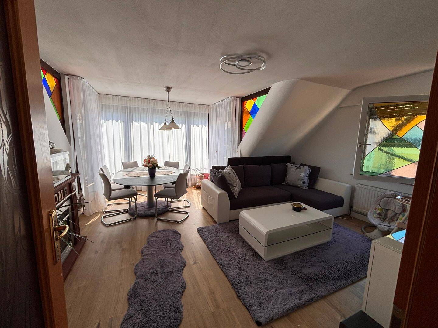 Helle Dachgeschosswohnung mit 3,5 Zimmern, Balkon und 2 Bädern, 70327 Stuttgart
