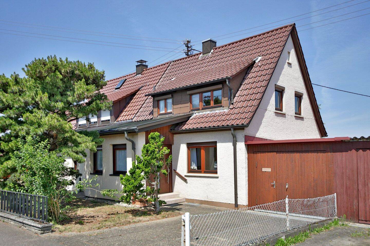 Birkenfeld: Kleine Doppelhaushälfte mit großer Werkstatt, Garage und Garten, 75217 Birkenfeld