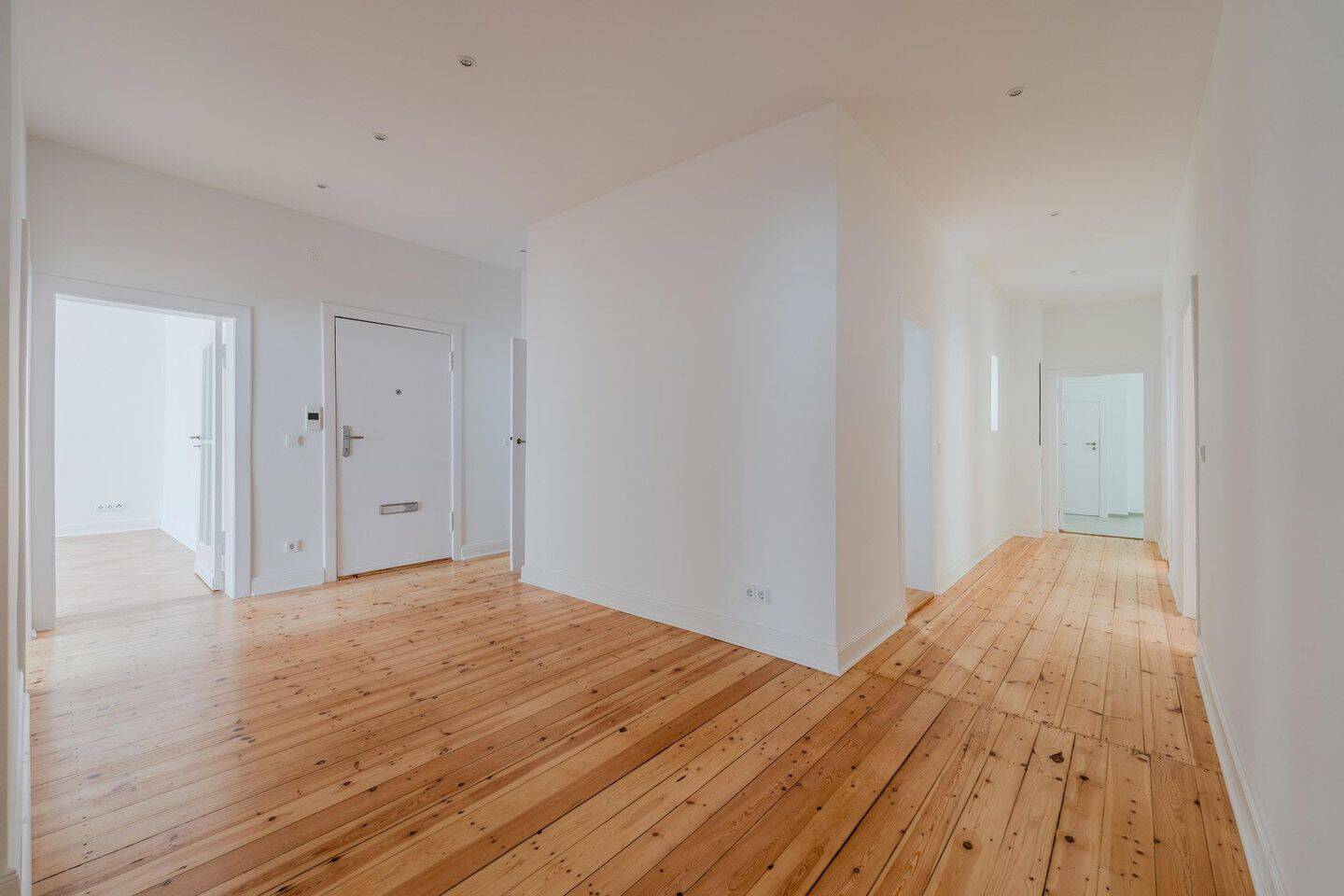 Repräsentativer Altbau in Bestlage: Frisch sanierte 4-Zimmer-Wohnung – bezugsfertig & provisionsfrei, 10707 Berlin (Charlottenburg-Wilmersdorf Charlottenburg Wilmersdorf)