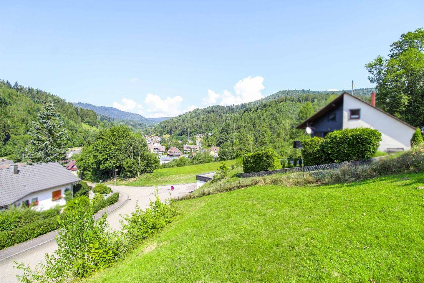 Voll erschlossenes Grundstück in Waldrandlage mit Panoramaaussicht, 72275 Alpirsbach