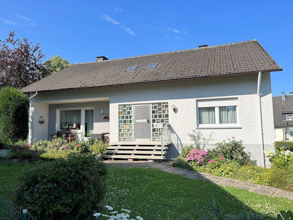 Ideal für Familien oder Generationen! Ein-/Zweifamilienhaus mit Garage u. evtl. zusätzl. Bebauung!, 59581 Warstein