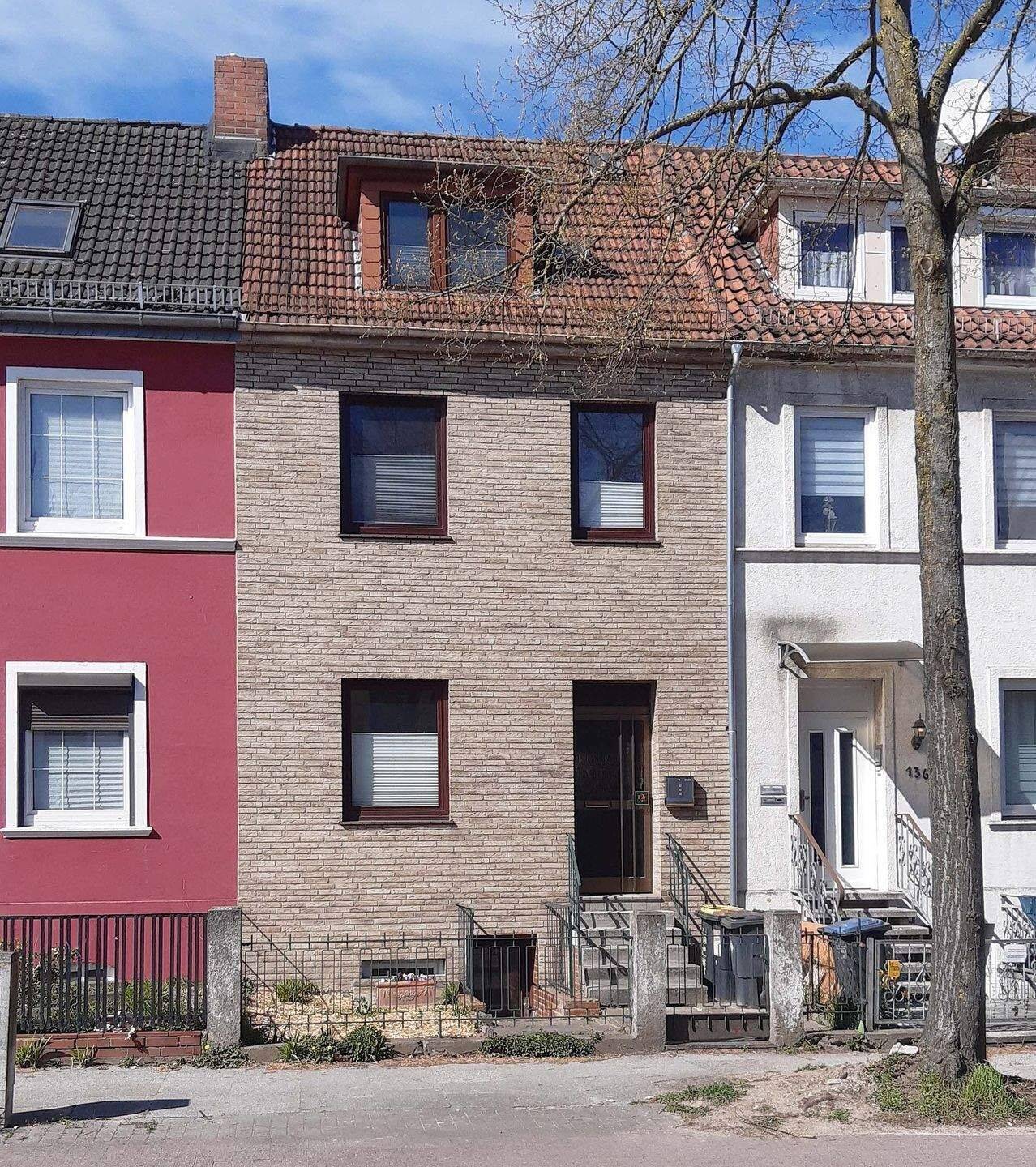 Großzügiges Bremer Reihenhaus über drei Etagen zzgl. Keller und Gartenbereich, 28219 Bremen