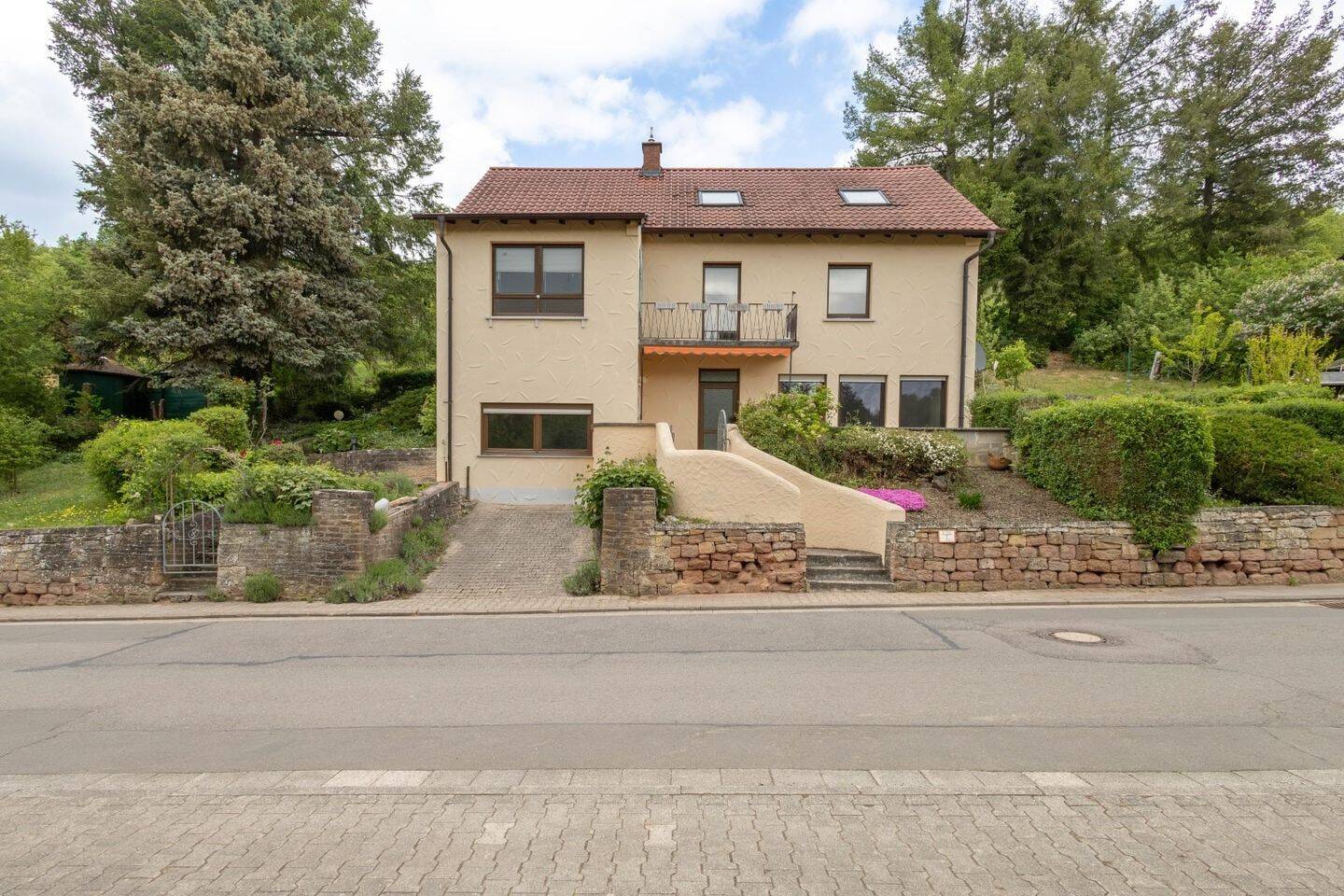 Platz für alle: Freistehendes Familiendomizil mit Balkon, Terrasse und Garten, 67806 Rockenhausen