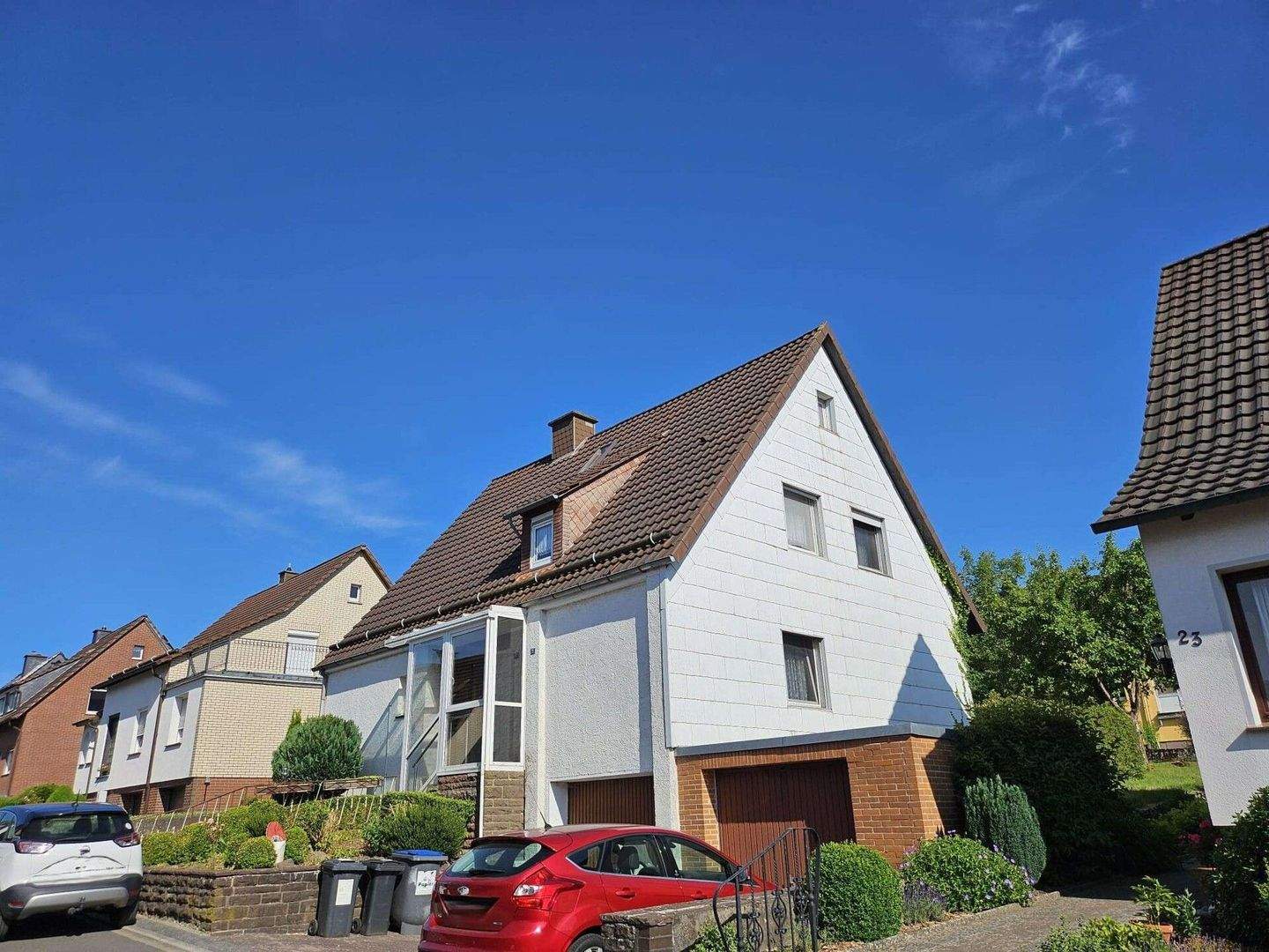 Schönes 280 qm-Zweifamilienhaus mit Garagen + Garten, 37170 Uslar