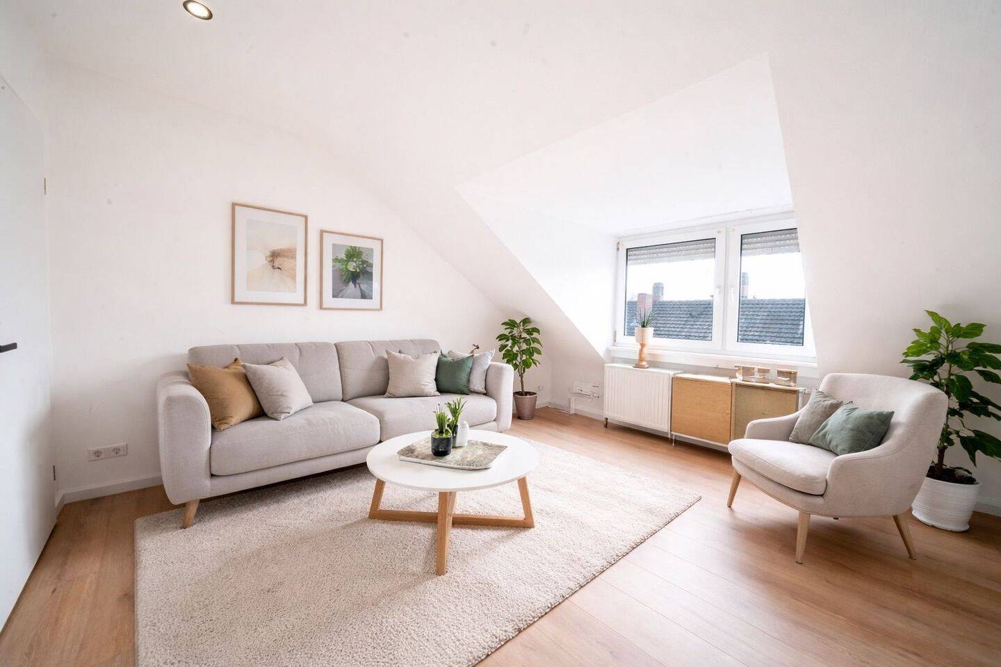 Frisch kernsanierte, lichtdurchflutete 2-Zimmer-Dachgeschosswohnung mit Balkon, 67061 Ludwigshafen am Rhein (Mitte Süd)
