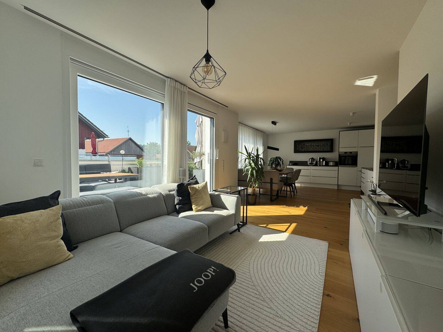 WOHLFÜHLEN wird hier groß geschrieben!  Lichtdurchflutete 4-Zimmer-Wohnung mit Balkon in Piflas, 84030 Ergolding (Industriegebiet)