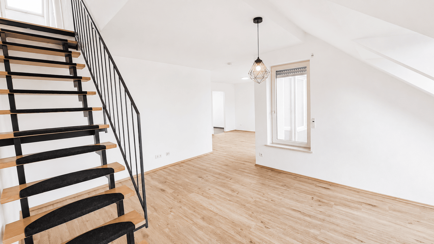 AUSBLICK: Große Maisonette-Wohnung mit Dachterrasse, Balkon u. TG-Stellplatz in Brackenheim, 74336 Brackenheim