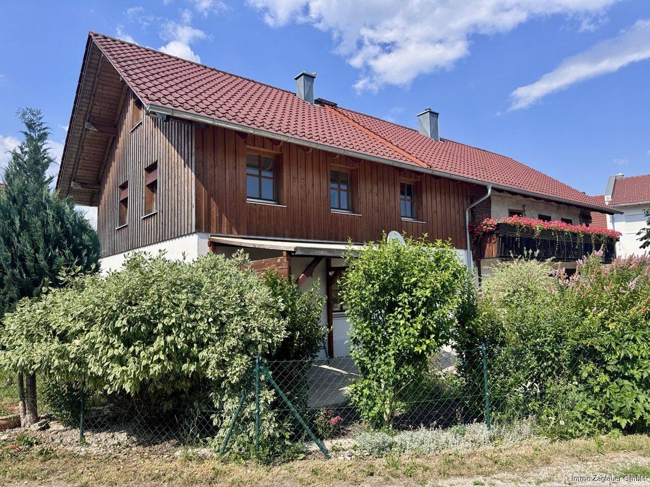 Denkmalgeschütztes Wohnhaus mit modernem Anbau aus 2016 in Michaelsbuch, 94569 Stephansposching