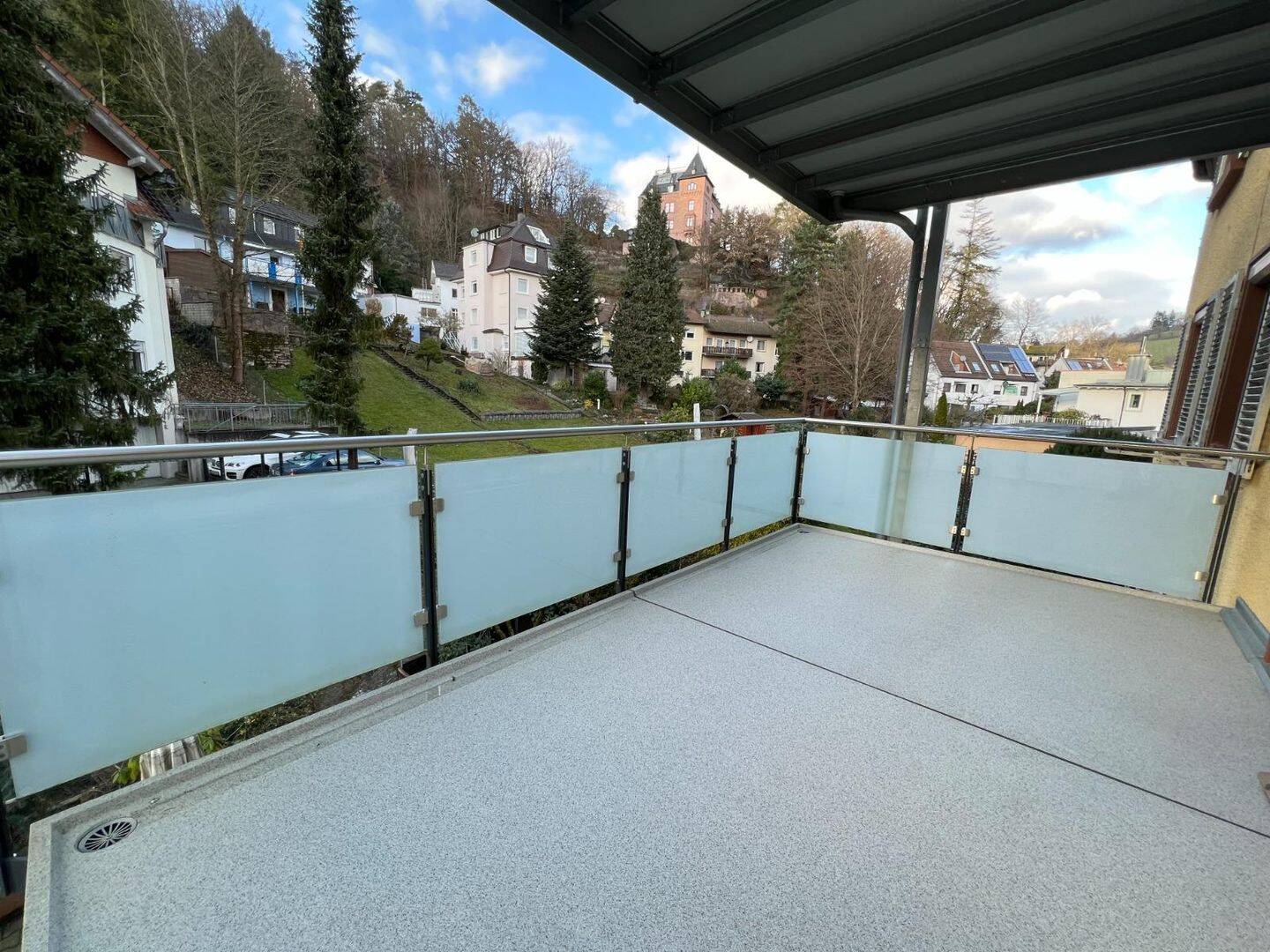 Schöne, zentral gelegene 4-Zimmer-Wohnung mit Terrasse und Blick ins Grüne, 76534 Baden-Baden