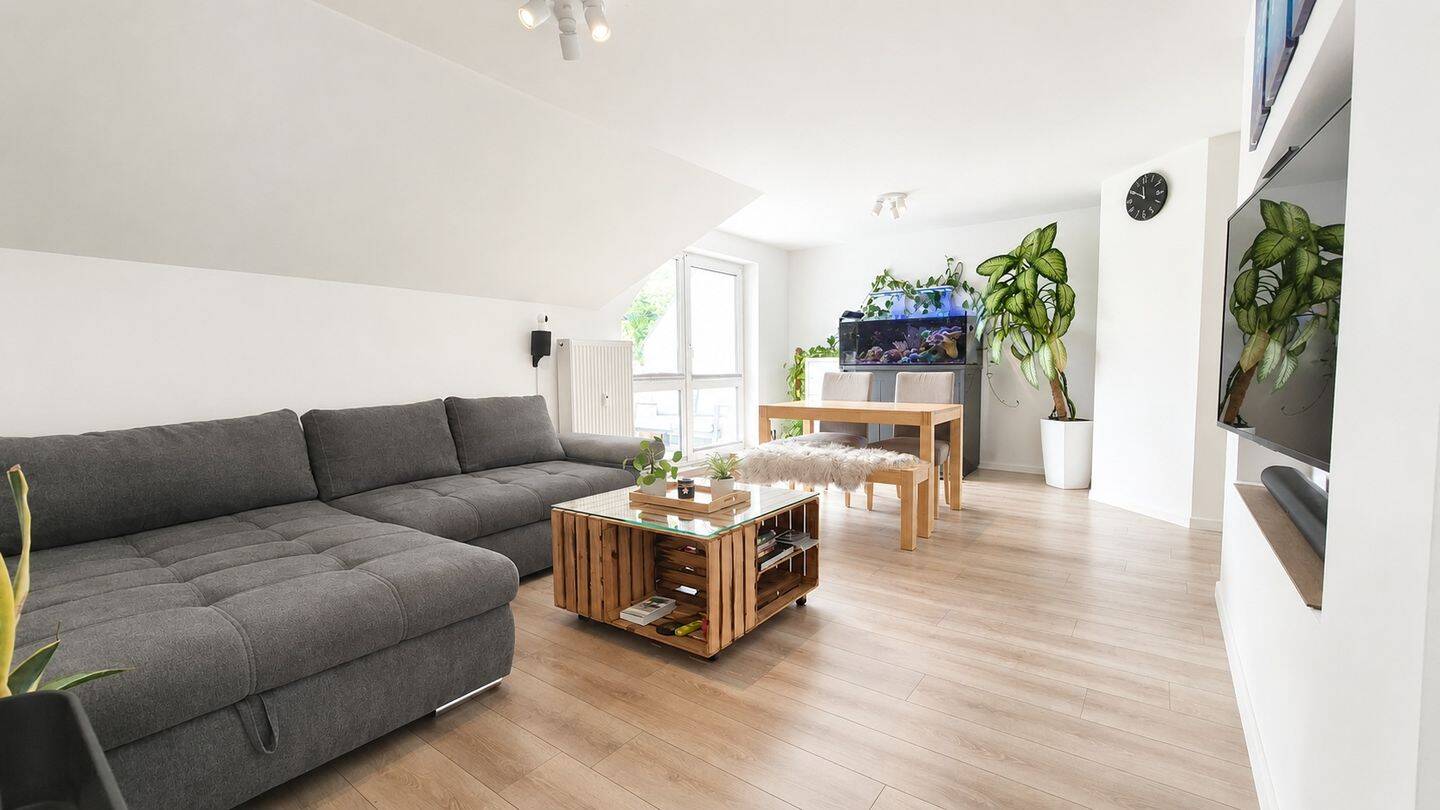 Hell & Modernisiert – 3 Zimmer DG-Wohnung mit EBK, Stellplatz und Photovoltaik – Ihr neues Zuhause!, 74336 Brackenheim