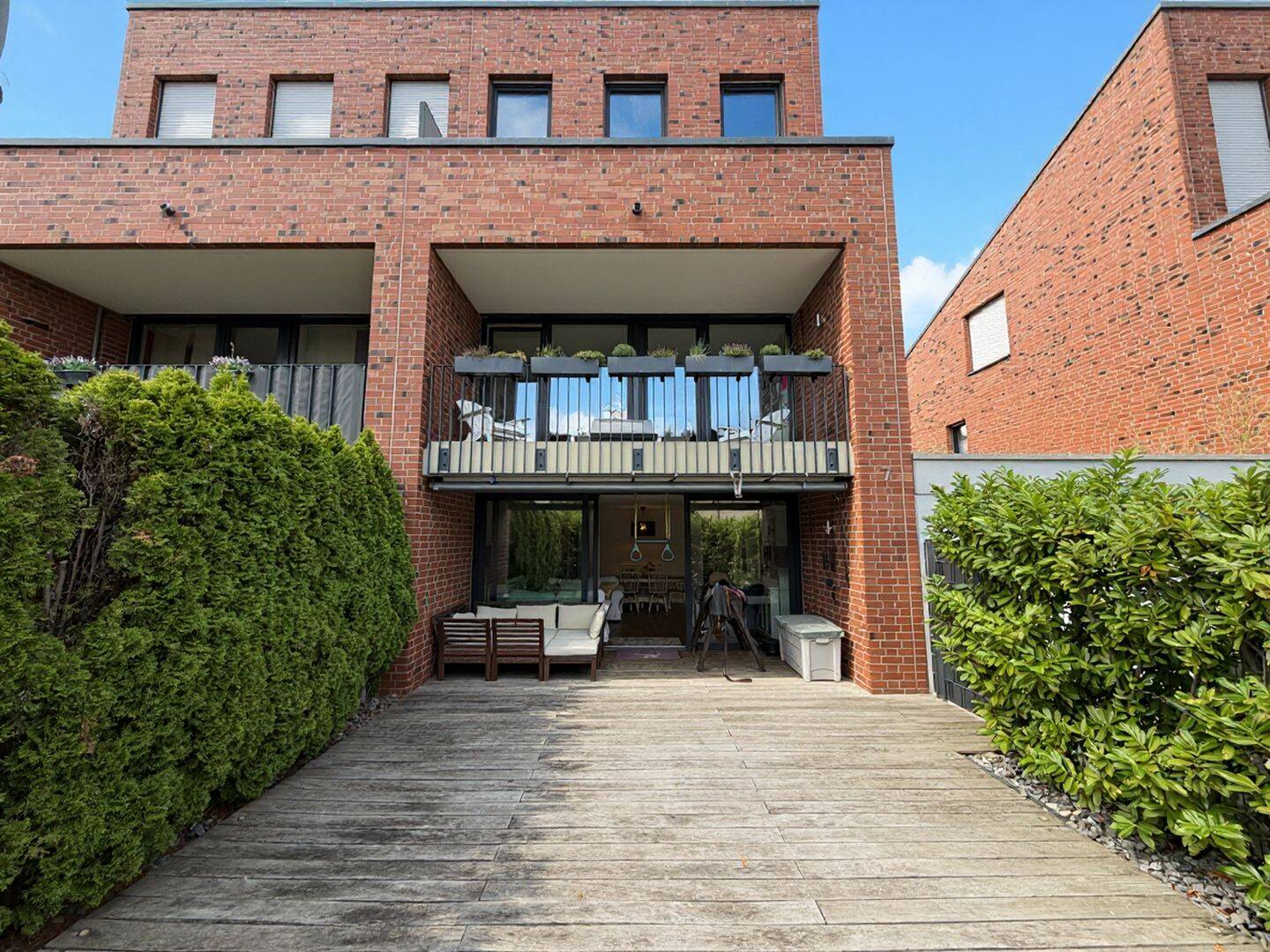 Stilvolle und hochwertig ausgestattete Doppelhaushälfte! Zwei Balkone! Garage!, 40589 Düsseldorf