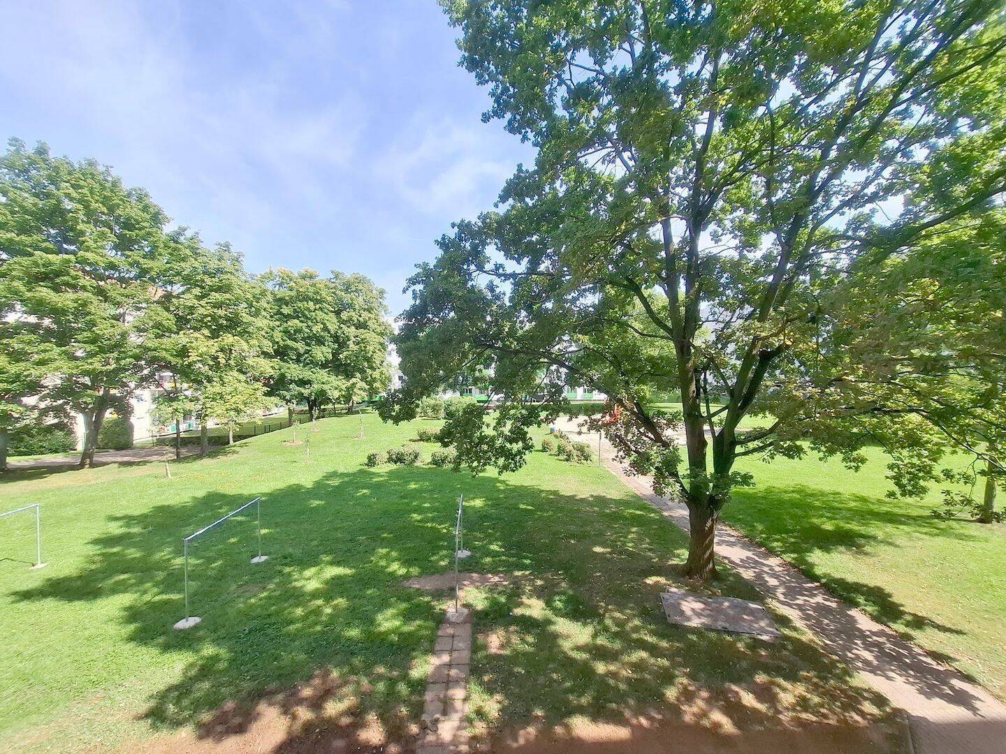 Frisch sanierte Dachgeschosswohnung mit Balkon und Spielplatz in ruhiger Lage