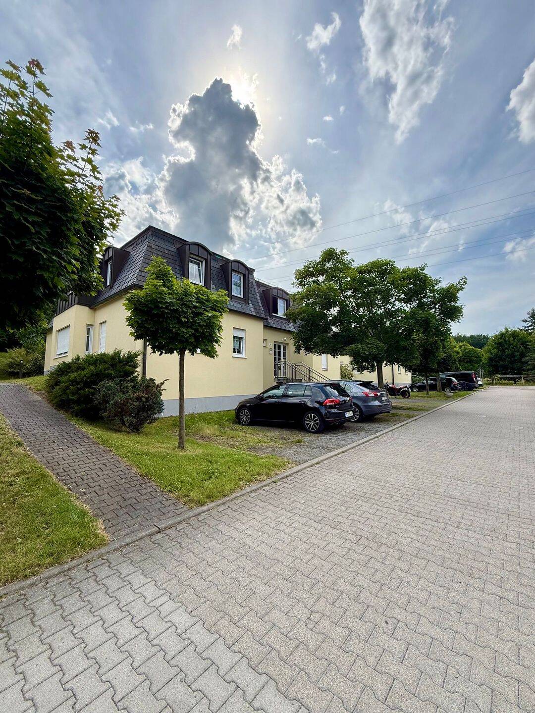 Schöne 2 Zimmer Wohnung mit Terrasse und Balkon sowie Einbauküche, 1445 Radebeul