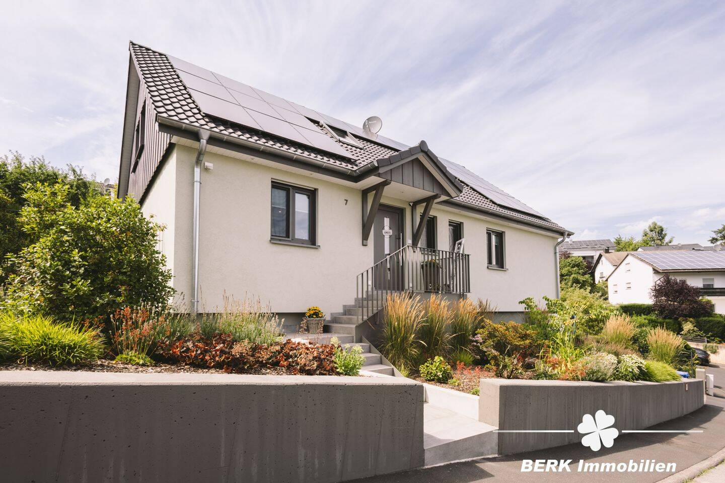 BERK Immobilien – Stilvoll kernsaniertes Einfamilienhaus in ruhiger Lage von Grünmorsbach, 63808 Haibach