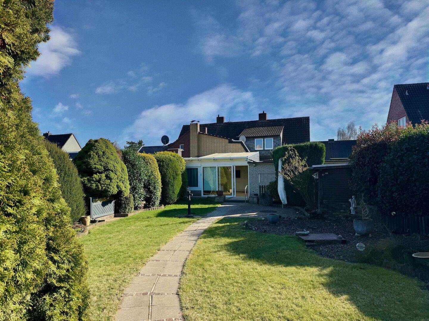 Familienglück in Reuschenberg – Traumgarten auf 1.004 m² und viel Potenzial, 41466 Neuss