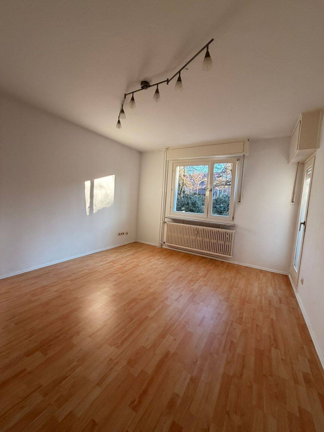 Offener Balkon mit Holzgeländer in ruhiger Lage in Crimmitschau, 8451 Crimmitschau