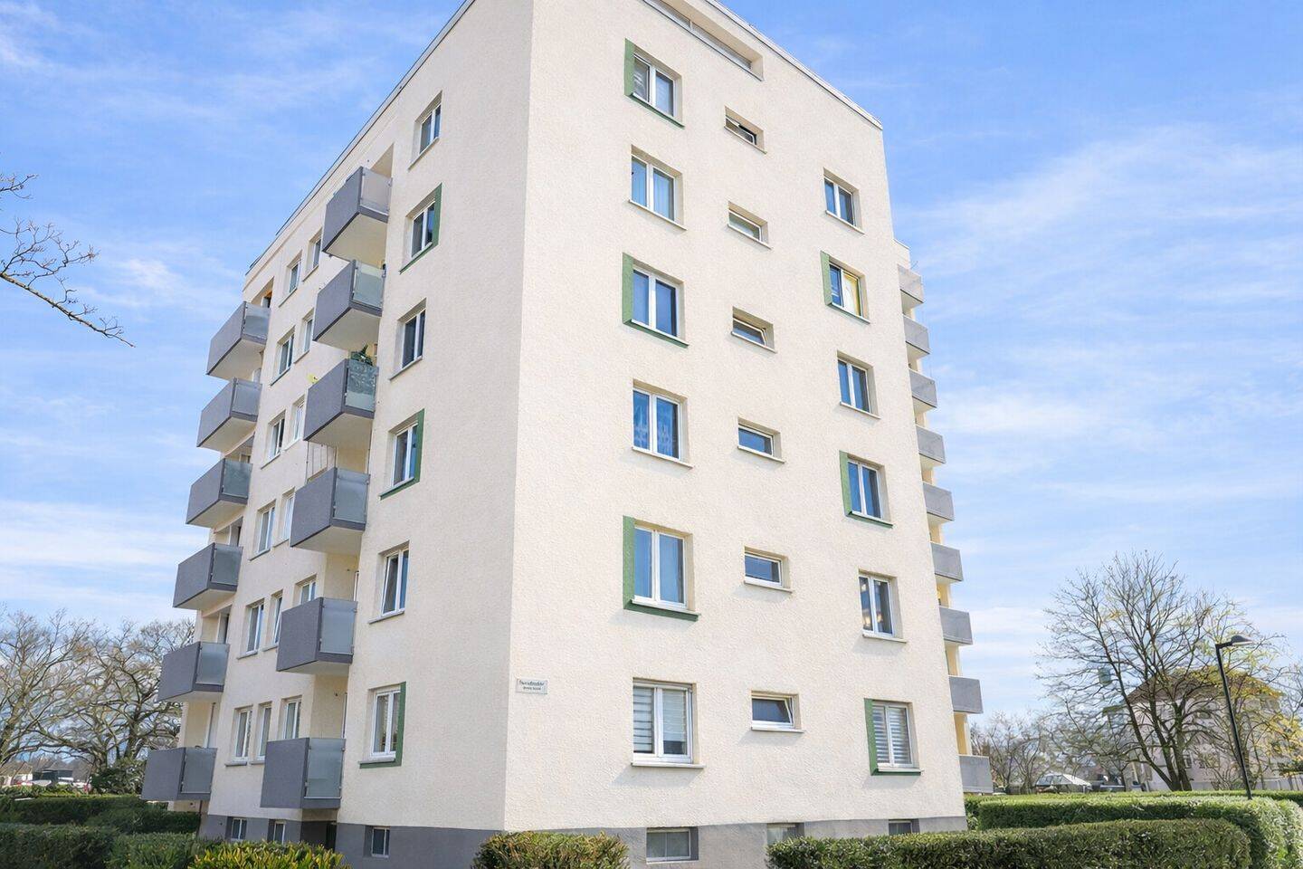 Modernisierte 3-Zimmer-Wohnung mit Balkon, Aufzug und Stellplatz in Hanau, 63450 Hanau