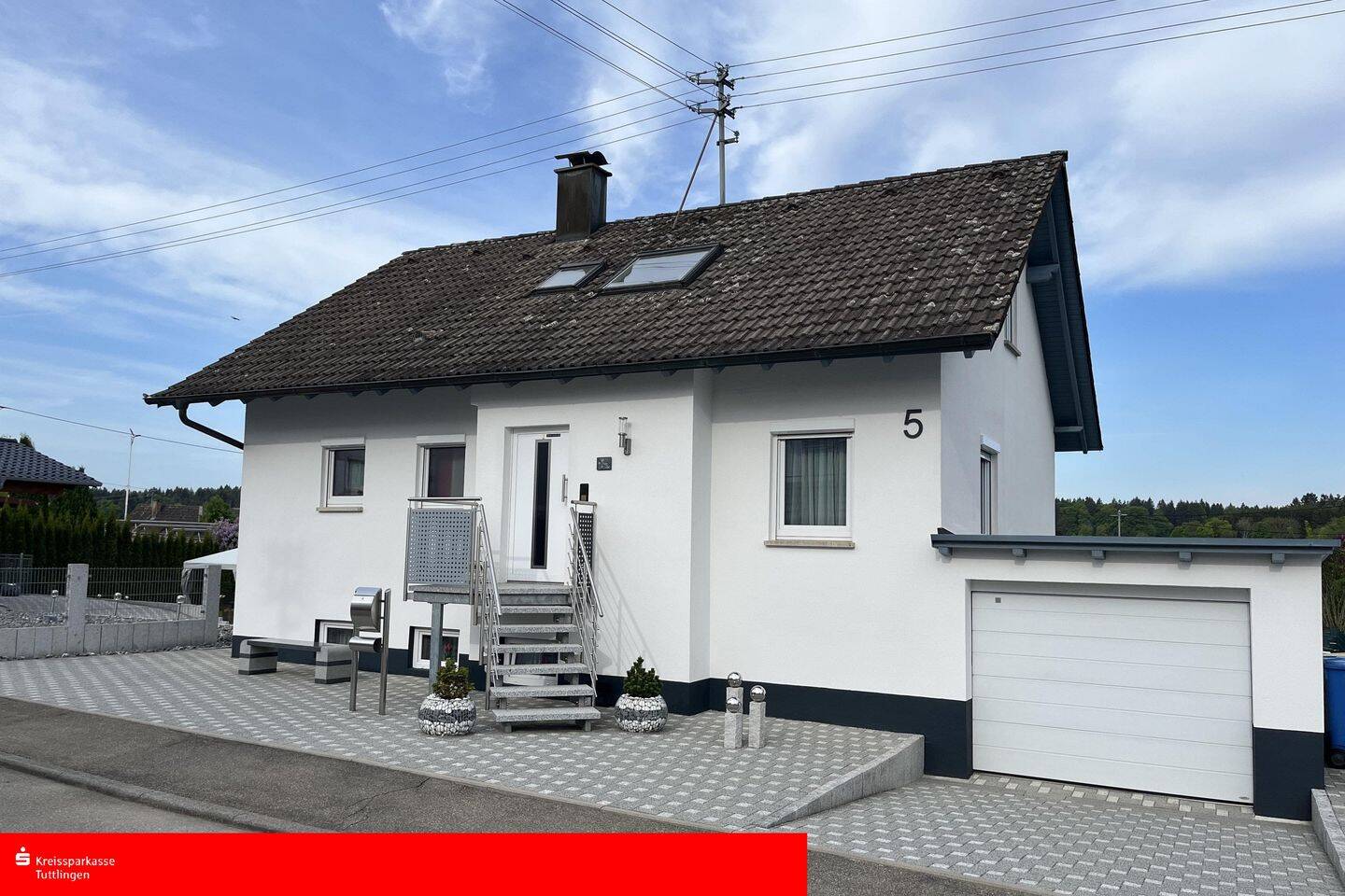 NEUER PREIS ! – Einfamilienhaus mit Garage und großem Doppelcarport in Königsheim, 78598 Königsheim