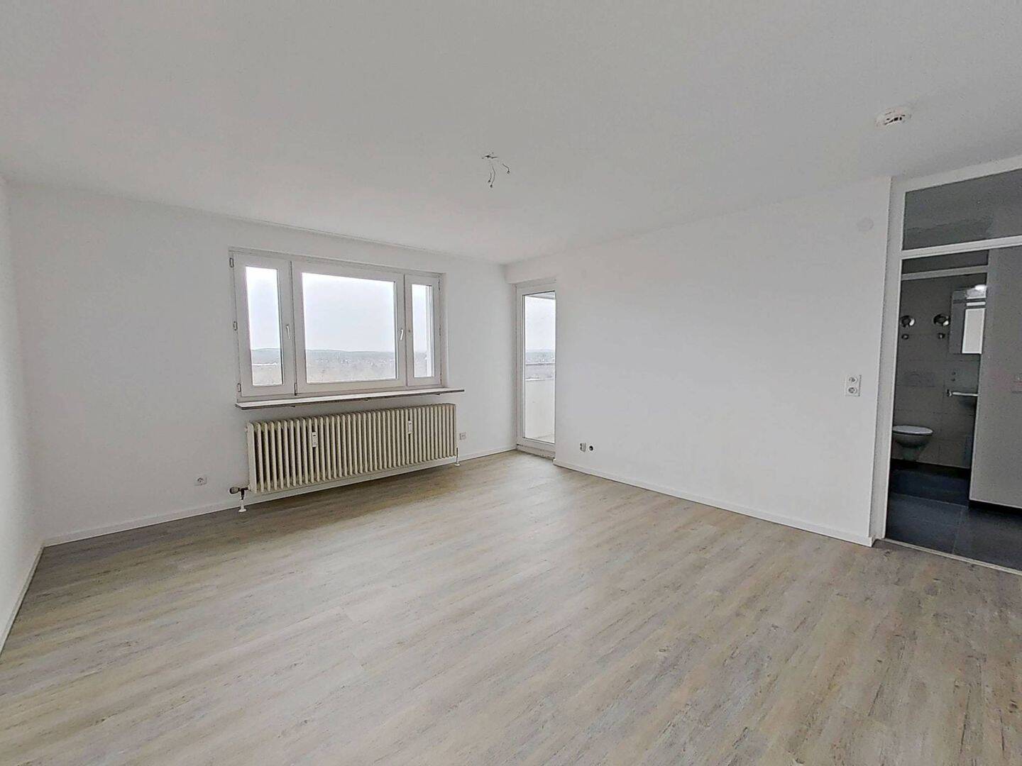 Modernisierte 3-Zimmer-Wohnung mit Loggia und grandiosem Ausblick, 90471 Nürnberg (Dutzendteich Langwasser Neuselsbrunn Stadion Zollhaus)