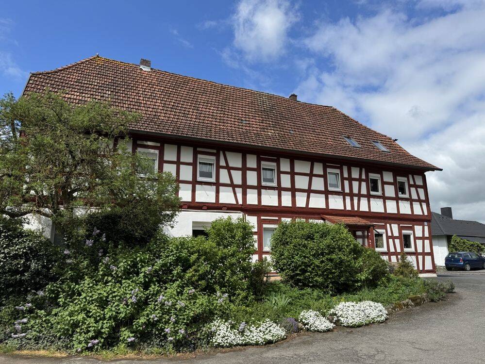 Große Eigentumswohnung in einem historischen Bauernhaus mit großem Saal/Mehrzweckgebäude, Carport und Gartenanteil, 96484 Meeder