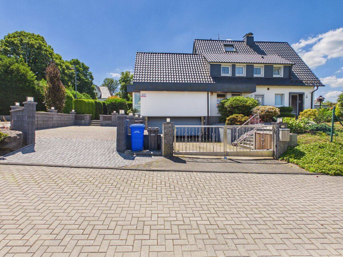 Exklusives Wohnerlebnis: Moderner Wohntraum mit privater Wellness-Oase und Koiteich, 42929 Wermelskirchen